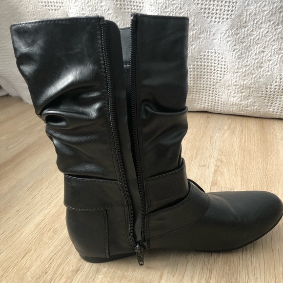 Black, mid-rise women’s boots. Size 7 - Picture 3 of 4